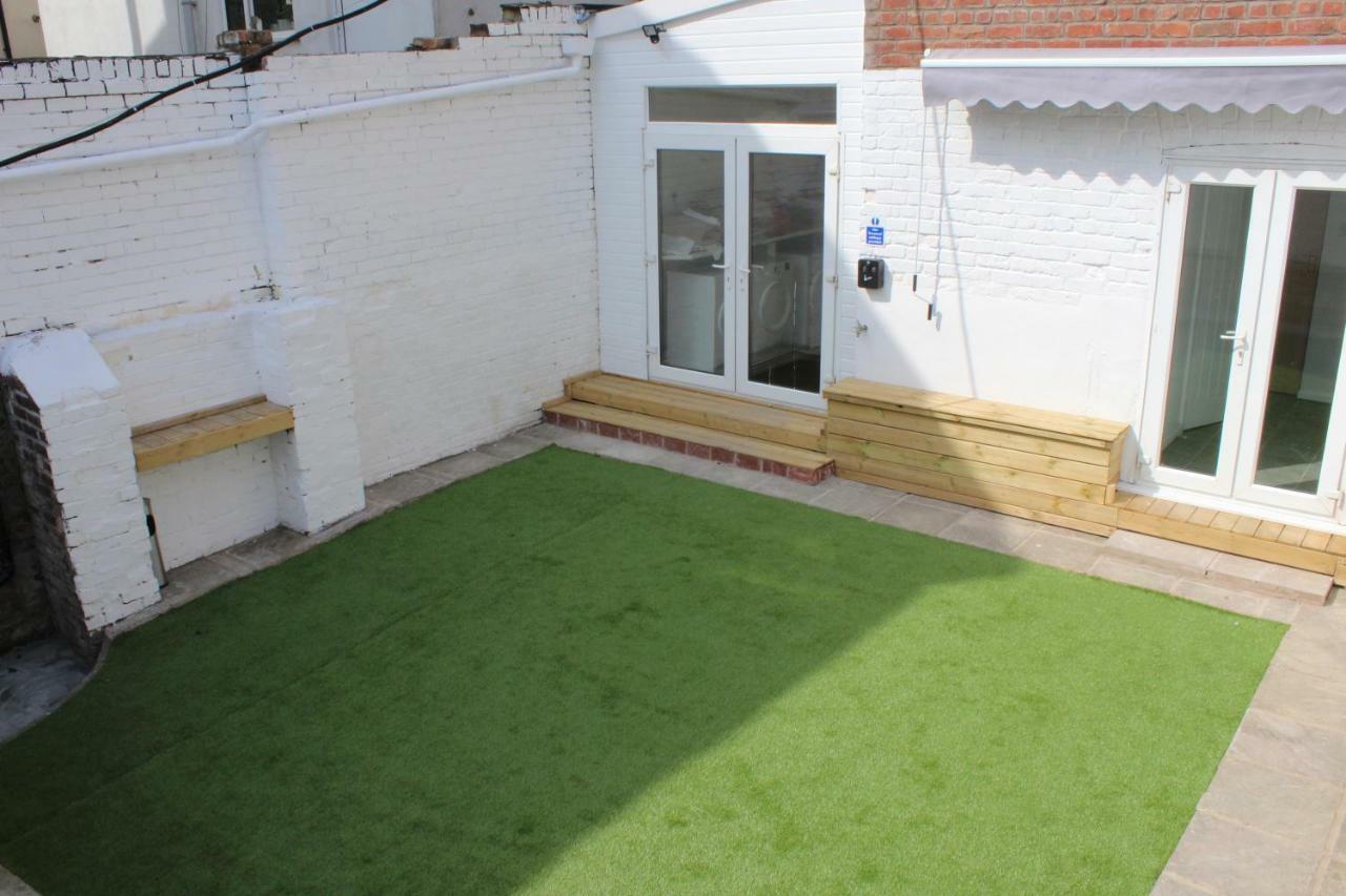 Backpackers Blackpool Hotel & Suites Экстерьер фото
